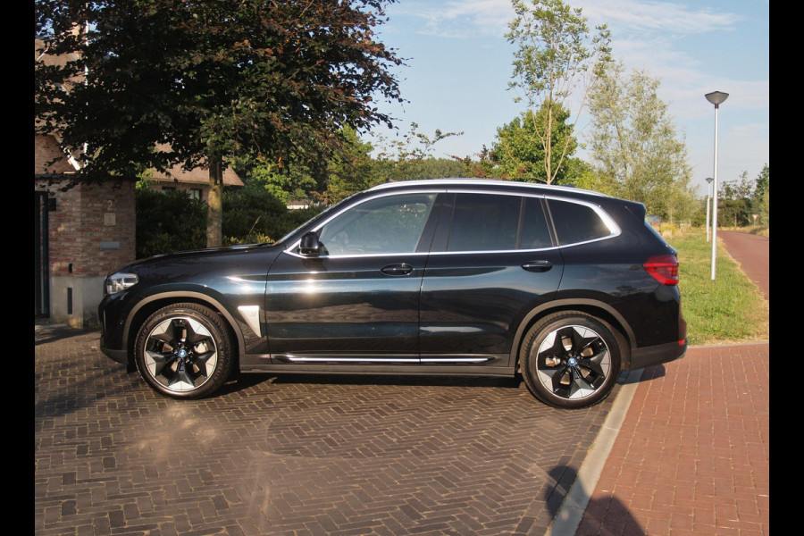 BMW iX3 High Executive 80 kWh | Panoramadak | Head-Up Display | Harman Kardon | Sfeerverlichting | ACC | Apple Carplay |
