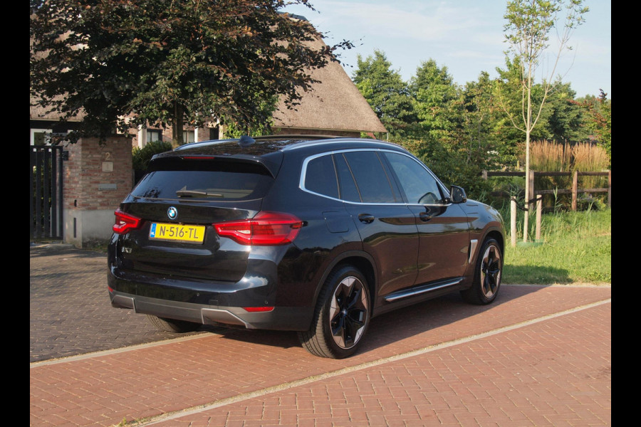 BMW iX3 High Executive 80 kWh | Panoramadak | Head-Up Display | Harman Kardon | Sfeerverlichting | ACC | Apple Carplay |