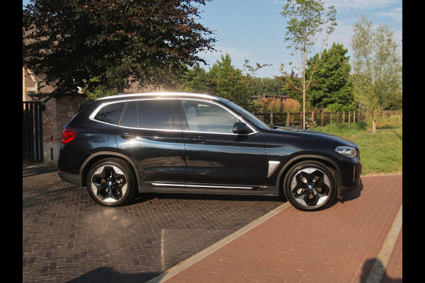 BMW iX3 High Executive 80 kWh | Panoramadak | Head-Up Display | Harman Kardon | Sfeerverlichting | ACC | Apple Carplay |