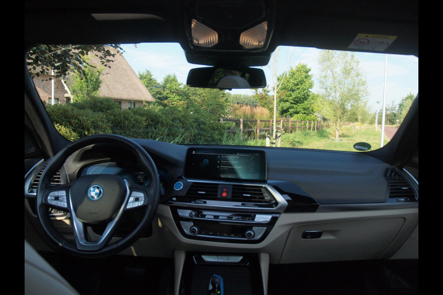 BMW iX3 High Executive 80 kWh | Panoramadak | Head-Up Display | Harman Kardon | Sfeerverlichting | ACC | Apple Carplay |