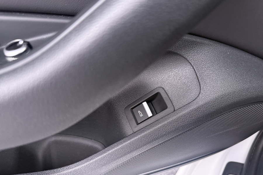 Audi A4 Avant 35 TFSI S edition (ACHTERUITRIJCAMERA, CRUISE CONTROL, DIGITALE COCKPIT, PARKEERSENSOREN)