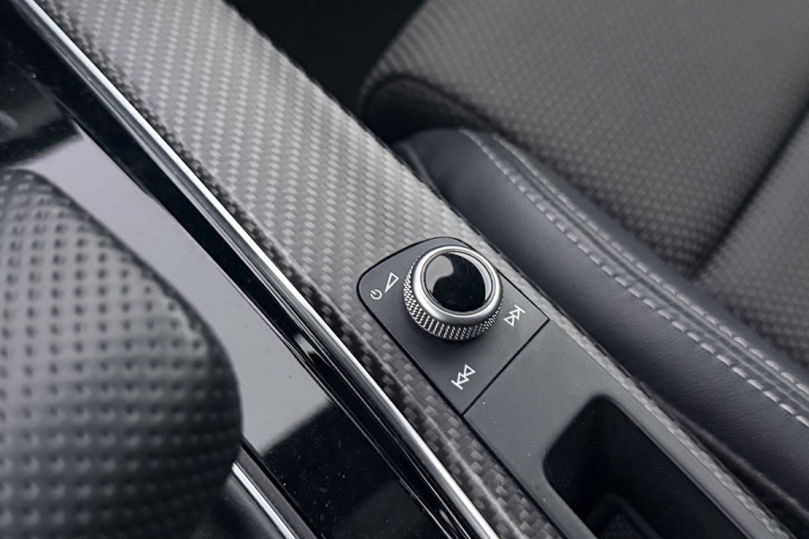 Audi A4 Avant 35 TFSI S edition (ACHTERUITRIJCAMERA, CRUISE CONTROL, DIGITALE COCKPIT, PARKEERSENSOREN)