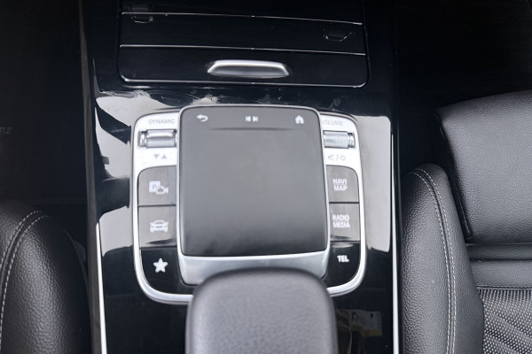 Mercedes-Benz A-Klasse 200 Business Solution Plus Upgrade (CAMERA, STOELVERWARMING, NAVIGATIE, PARKEERSENSOREN)