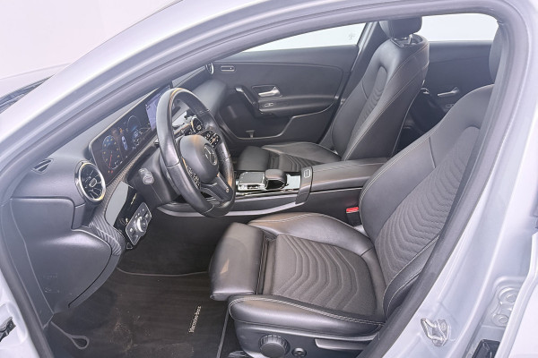 Mercedes-Benz A-Klasse 200 Business Solution Plus Upgrade (CAMERA, STOELVERWARMING, NAVIGATIE, PARKEERSENSOREN)