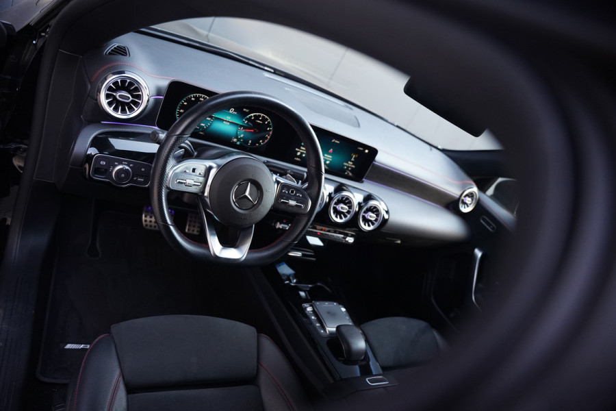 Mercedes-Benz CLA-Klasse 180 Premium Plus | Stoelverwarming | Parkeersensoren | Navigatie | Ambiance Verlichting | Cruise Control | Keyless | Camera | Climate Control | Dodehoekdetectie | Dealer Onderhouden