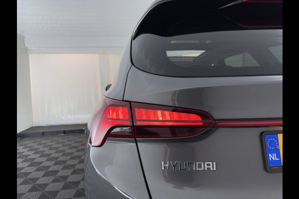 Hyundai Santa Fe 1.6 T-GDI Comfort Smart Sky AWD [ 7-Pers. ] {SoH-100%} (Plug-In) (INCL-BTW) *PANO | LEATHER | FULL-LED | ADAPTIVE-CRUISE | BLINDSPOT | MEMORY-PACK | DIGI-COCKPIT | SHIFTPADDLES | PRIVACYGLASS | NAVI-FULLMAP | KEYLESS | TOWBAR | CARBON | 19''ALU*