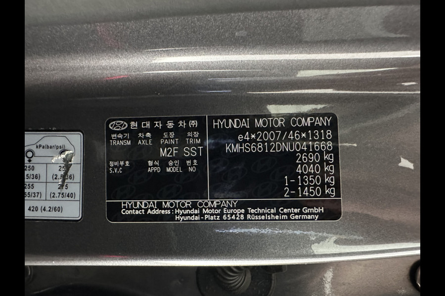 Hyundai Santa Fe 1.6 T-GDI Comfort Smart Sky AWD [ 7-Pers. ] {SoH-100%} (Plug-In) (INCL-BTW) *PANO | LEATHER | FULL-LED | ADAPTIVE-CRUISE | BLINDSPOT | MEMORY-PACK | DIGI-COCKPIT | SHIFTPADDLES | PRIVACYGLASS | NAVI-FULLMAP | KEYLESS | TOWBAR | CARBON | 19''ALU*