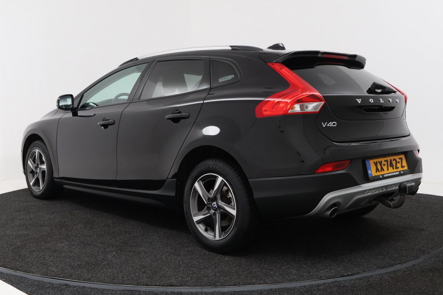 Volvo V40 Cross Country 1.5 T3 Polar+ Luxury (PANORAMADAK, HARMAN/KARDON, TREKHAAK, STOELVERWARMING, CAMERA, PARKEERSENSOREN)