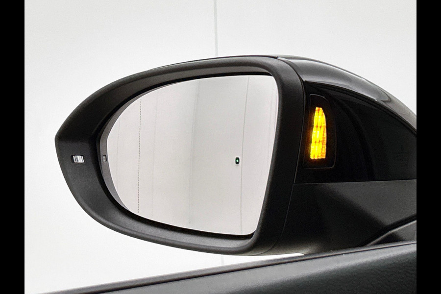 Volkswagen Golf 1.5 eTSI Black Line CAMERA | IQ Light + Grill | VIRTUAL