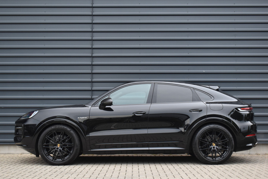 Porsche Cayenne Coupé 3.0 E-Hybrid Sport Design Carbon | Pano | Bijrijdersdisplay | ACC | Bose | 18-voudig Stoelen | 22'' Wielen |
