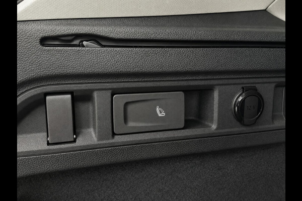 Volkswagen Passat Variant 1.5 eTSI Business Navigatie Apple Carplay Android Auto Camera Parkeerhulp Adaptive Cruise Control Stoel- en stuurverwarming Memory stoelen Virtual Cockpit Climate Control