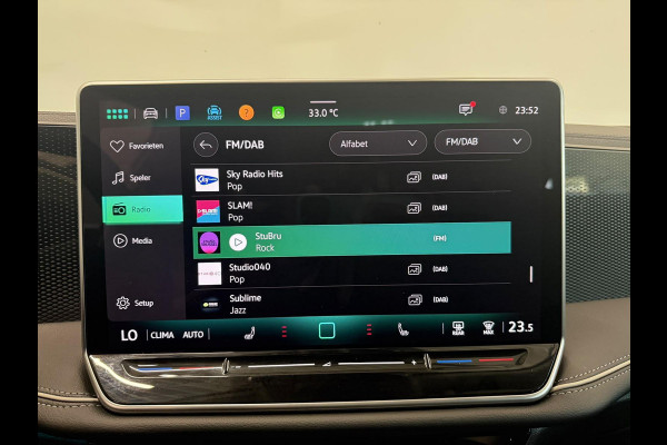 Volkswagen Passat Variant 1.5 eTSI Business Navigatie Apple Carplay Android Auto Camera Parkeerhulp Adaptive Cruise Control Stoel- en stuurverwarming Memory stoelen Virtual Cockpit Climate Control