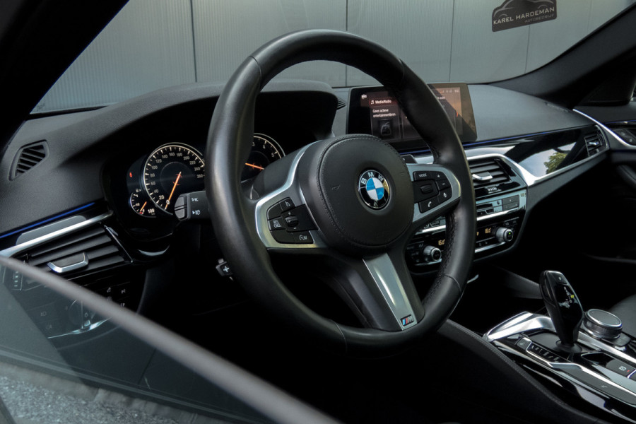 BMW 5 Serie 530i High Executive | M-pakket | Elek. voorstoelen met geheugen | Stoelverwarming | Panoramadak | Klepsysteem
