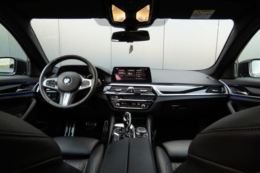 BMW 5 Serie 530i High Executive | M-pakket | Elek. voorstoelen met geheugen | Stoelverwarming | Panoramadak | Klepsysteem