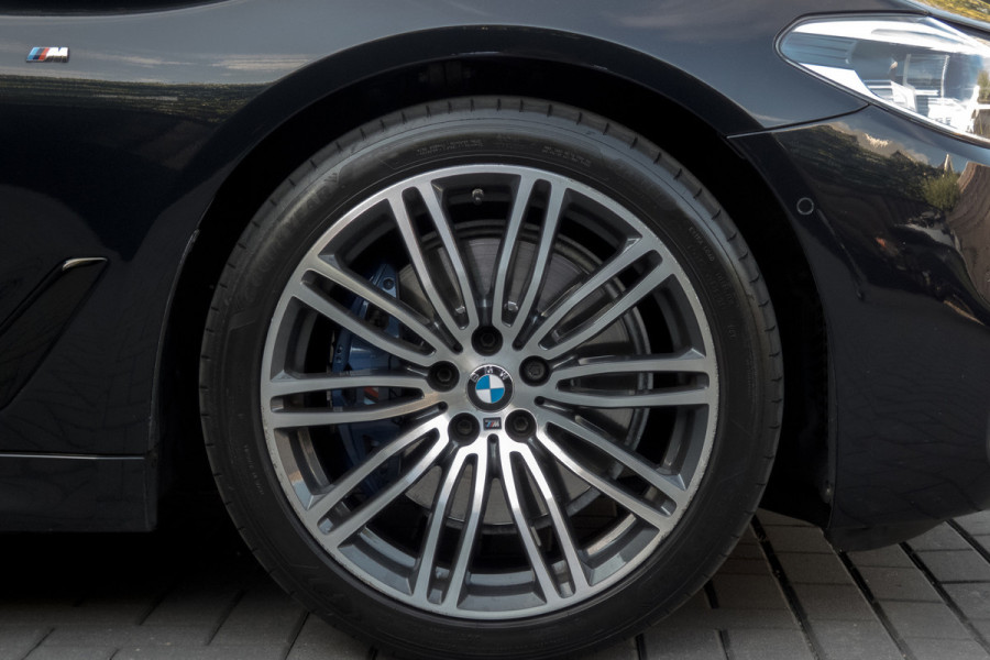 BMW 5 Serie 530i High Executive | M-pakket | Elek. voorstoelen met geheugen | Stoelverwarming | Panoramadak | Klepsysteem