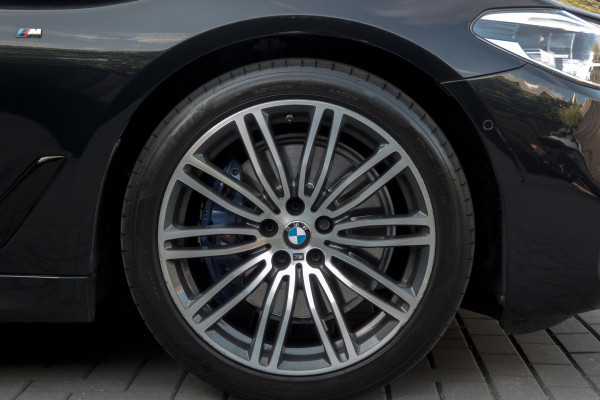 BMW 5 Serie 530i High Executive | M-pakket | Elek. voorstoelen met geheugen | Stoelverwarming | Panoramadak | Klepsysteem