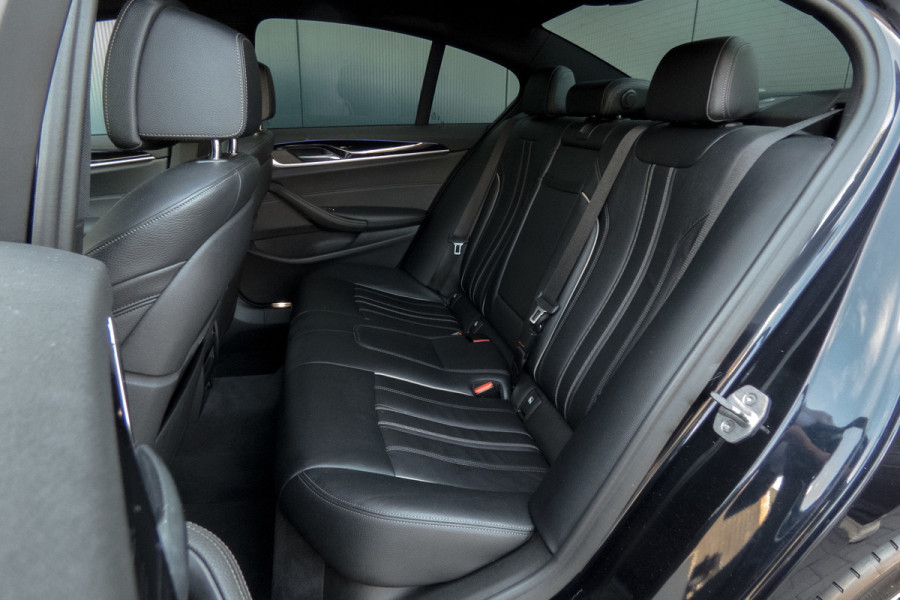 BMW 5 Serie 530i High Executive | M-pakket | Elek. voorstoelen met geheugen | Stoelverwarming | Panoramadak | Klepsysteem