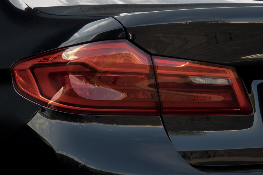 BMW 5 Serie 530i High Executive | M-pakket | Elek. voorstoelen met geheugen | Stoelverwarming | Panoramadak | Klepsysteem