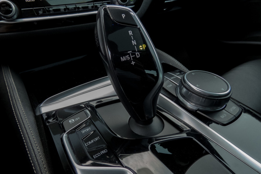 BMW 5 Serie 530i High Executive | M-pakket | Elek. voorstoelen met geheugen | Stoelverwarming | Panoramadak | Klepsysteem