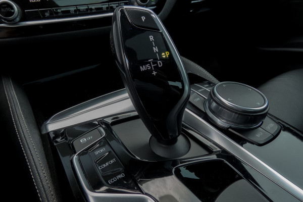 BMW 5 Serie 530i High Executive | M-pakket | Elek. voorstoelen met geheugen | Stoelverwarming | Panoramadak | Klepsysteem