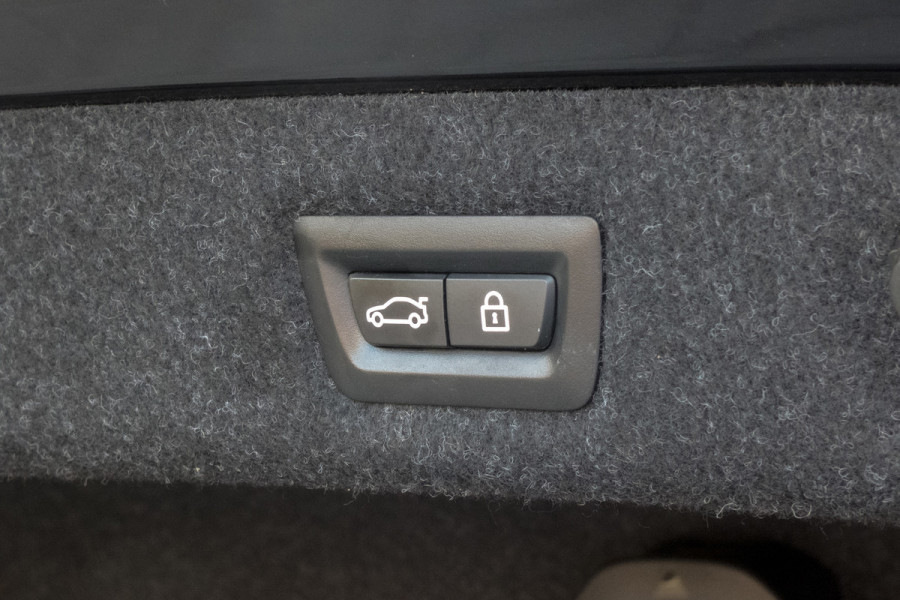 BMW 5 Serie 530i High Executive | M-pakket | Elek. voorstoelen met geheugen | Stoelverwarming | Panoramadak | Klepsysteem