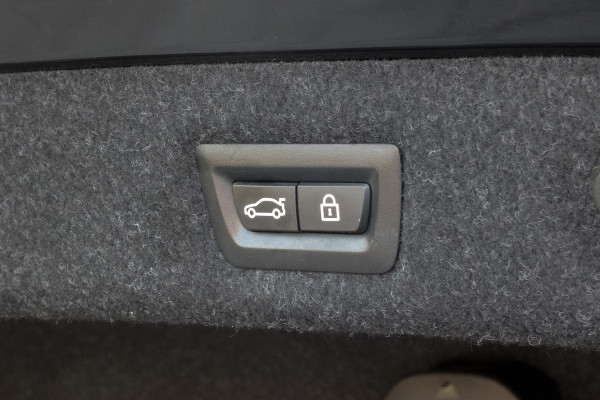 BMW 5 Serie 530i High Executive | M-pakket | Elek. voorstoelen met geheugen | Stoelverwarming | Panoramadak | Klepsysteem