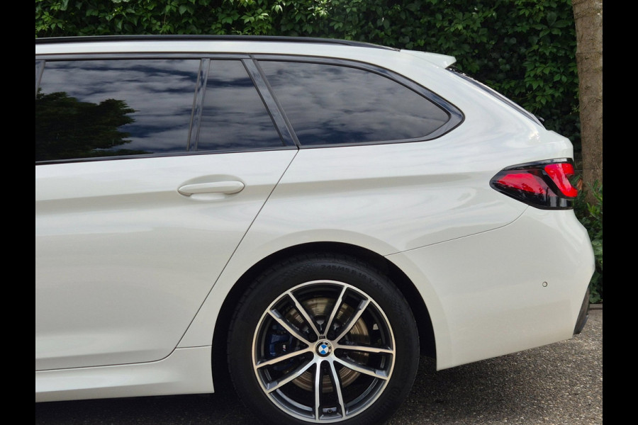 BMW 5 Serie Touring 530e M Sport LED CarPlay Elek. Stoelen 100% dealer onderhouden 530e Business Edition Plus