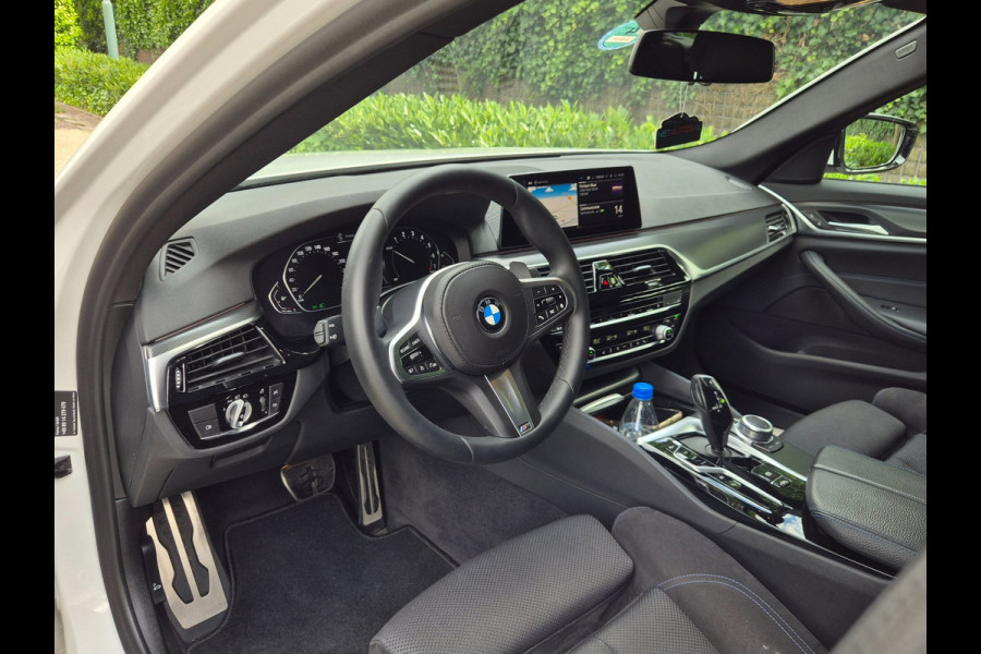 BMW 5 Serie Touring 530e M Sport LED CarPlay Elek. Stoelen 100% dealer onderhouden 530e Business Edition Plus