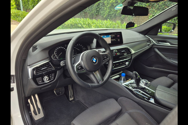 BMW 5 Serie Touring 530e M Sport LED CarPlay Elek. Stoelen 100% dealer onderhouden 530e Business Edition Plus