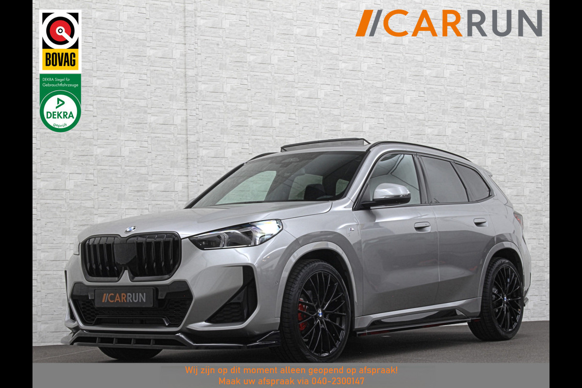 BMW X1 18i M-Sport Performance-Pack | Panorama | Sportstoelen | Carbon | Keyless-Entry | Sfeerverlichting | Achteruitrij-Camera | 5x op voorraad | Carplay | Full-LED | Black-Optic | Getint Glas | Stoelverwarming | Draadloos Laden |