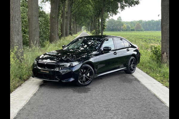 BMW 3-serie 330e M Sport | Open dak | Adapt. cruise | Trekhaak | Head-up | Stoelverwarming | Sfeerverlichting | Carplay | Leder