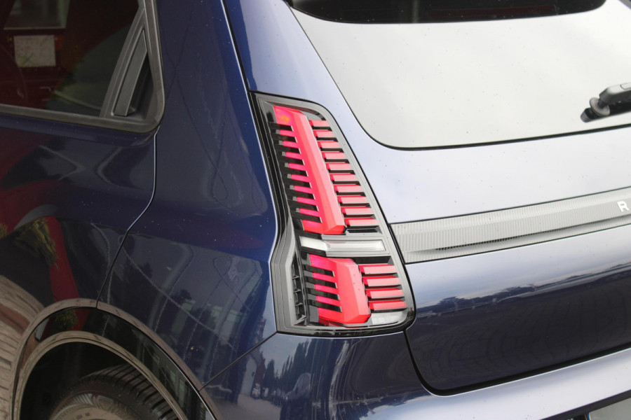 Renault 5 COMFORT RANGE ICONIC CINQ 150PK 52 kWh | PACK WINTER: ELEKTRISCH VERWARMBARE VOORSTOELEN/ELEKTRISCH VERWARMBAAR STUURWIEL/BESTUURDERSSTOEL MET ELEKTRISCH VERSTELBARE LENDESTEUN/IN HOOGTE VERSTELBARE PASSAGIERSSTOEL | PACK PREMIUM SOUND HARMAN KARDON: 9 SPEAKERS WAARVAN 1 SUBWOOFER/VERMOGEN 410 WATT/5 GELUIDSSFEREN: STUDIO/PODCAST/CONCERT/CLUB EN IMMERSION | PACK PARKING: FULL EASY PARK ASSIST MET PARKEERSENSOREN AAN VOOR EN ZIJKANT | PACK SAFETY & ADVANCED DRIVING ASSIST: INTELLIGENT ADAPTIVE CRUISE CONTROL,GEBRUIKT KAARTDATA OM SNELHEID AAN TE PASSEN/ACCUPANT SAFETY E