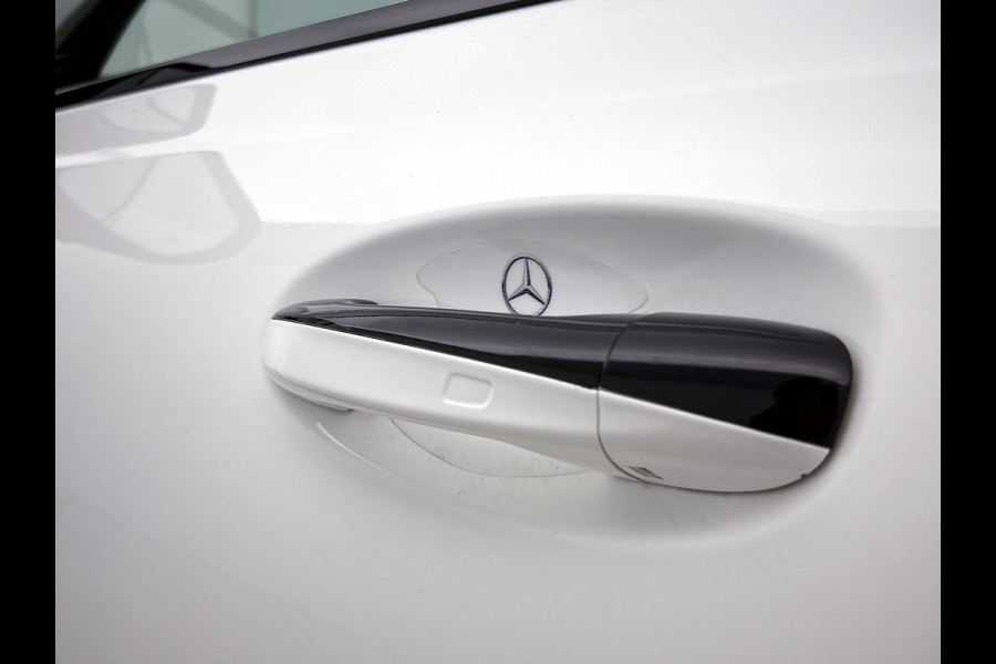 Mercedes-Benz Glb 250 4MATIC Premium Plus VOL! (Panorama, Burmester, Trekhaak, SfeerV, 360 camera, Lane Assist, AutoPilot, Etc)