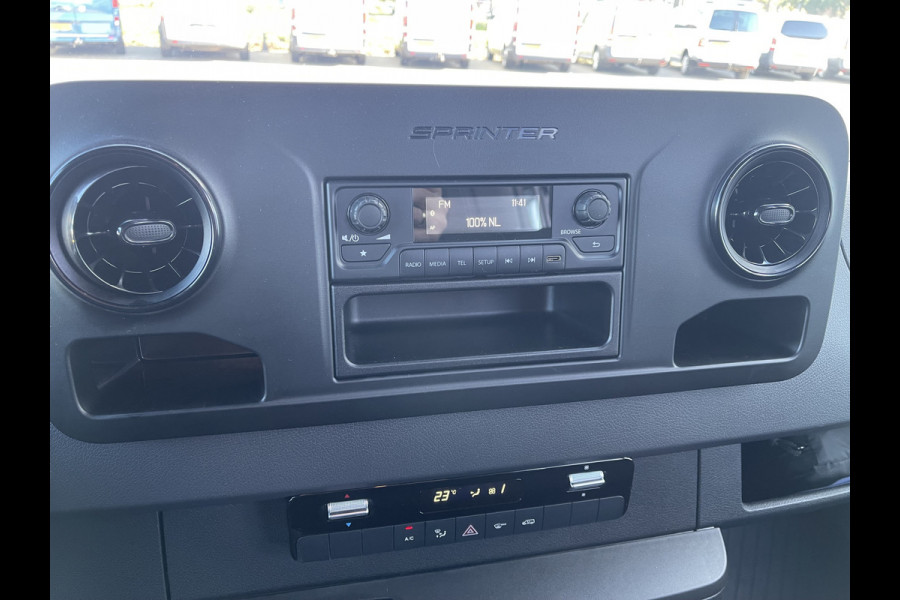 Mercedes-Benz Sprinter 317 1.9 CDI 170pk L2H2 DC 7 persoons / rijklaar € 37.950 ex btw / lease vanaf € 936 / climate control / trekhaak 3500 kg optie / achteruit rijcamera !