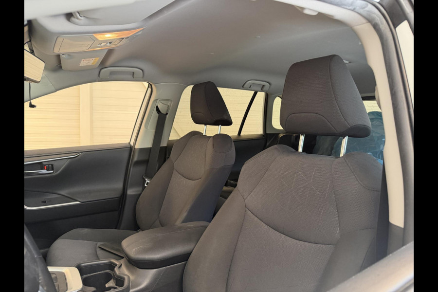 Toyota RAV4 2.5 HYBRID 4WD DYNAMIC PACK GARANTIE TOT 05-2031! SLECHTS 39.000 KM! 1650 KG TREKGEWICHT. STUUR & STOELVERWARMING . NAVIGATIE .PDC V & A .