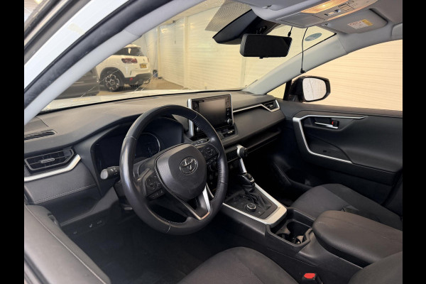 Toyota RAV4 2.5 HYBRID 4WD DYNAMIC PACK GARANTIE TOT 05-2031! SLECHTS 39.000 KM! 1650 KG TREKGEWICHT. STUUR & STOELVERWARMING . NAVIGATIE .PDC V & A .