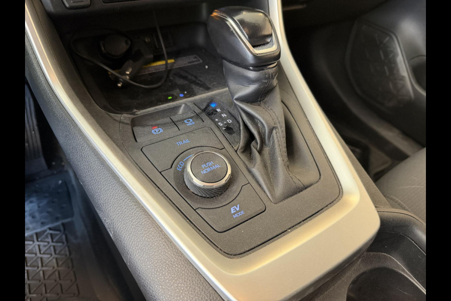 Toyota RAV4 2.5 HYBRID 4WD DYNAMIC PACK GARANTIE TOT 05-2031! SLECHTS 39.000 KM! 1650 KG TREKGEWICHT. STUUR & STOELVERWARMING . NAVIGATIE .PDC V & A .