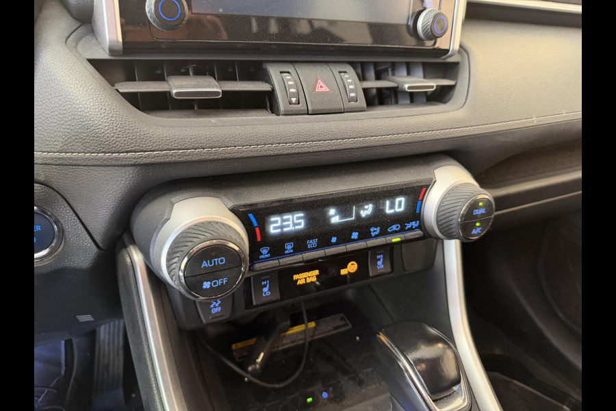 Toyota RAV4 2.5 HYBRID 4WD DYNAMIC PACK GARANTIE TOT 05-2031! SLECHTS 39.000 KM! 1650 KG TREKGEWICHT. STUUR & STOELVERWARMING . NAVIGATIE .PDC V & A .