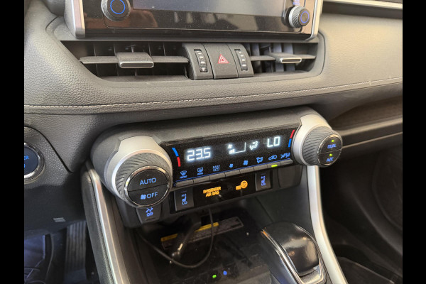 Toyota RAV4 2.5 HYBRID 4WD DYNAMIC PACK GARANTIE TOT 05-2031! SLECHTS 39.000 KM! 1650 KG TREKGEWICHT. STUUR & STOELVERWARMING . NAVIGATIE .PDC V & A .