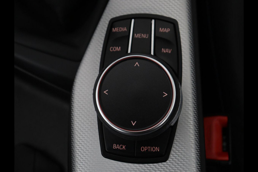BMW 1-serie 118i High Executive M-SPORT | Leder | Full LED | Climate control | Stoelverwarming | Park assist | Cruise control | DAB | Bluetooth | Sfeerverlichting |
