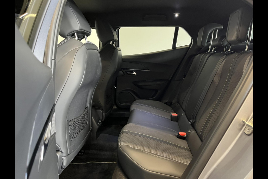 Peugeot 2008 1.2 130pk Turbo GT Climate control Cruise control LED Achteruitrij camera Navigatie Apple Carplay/Android Auto Parkeersensor achter