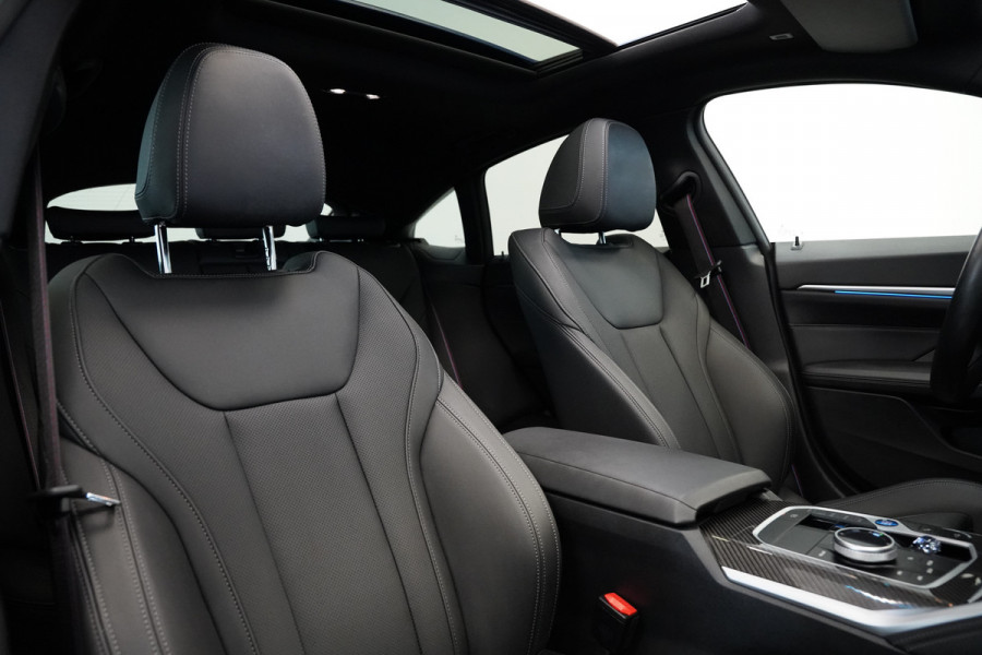 BMW 4 Serie Gran Coupé M440i xDrive High Executive ACC Opendak Wide Screen Head-up H&K Trekhaak Carbon Laser Light Portimao Blue!