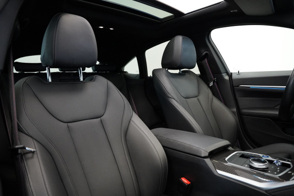 BMW 4 Serie Gran Coupé M440i xDrive High Executive ACC Opendak Wide Screen Head-up H&K Trekhaak Carbon Laser Light Portimao Blue!