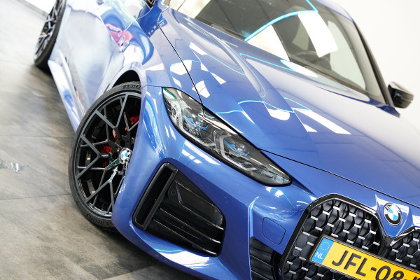 BMW 4 Serie Gran Coupé M440i xDrive High Executive ACC Opendak Wide Screen Head-up H&K Trekhaak Carbon Laser Light Portimao Blue!