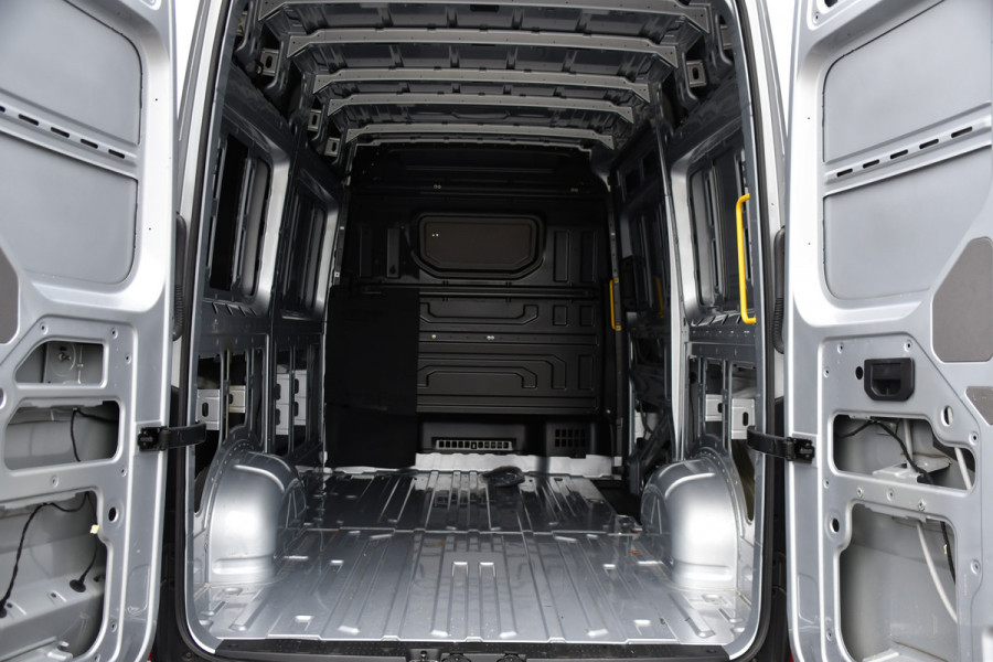 Volkswagen Crafter 35 2.0 TDI L3H3 PB Edition Camera, Cruise, Carplay, LED, 177pk, Automaat, Multimedia, Standkachel, Sensoren, Uniek!