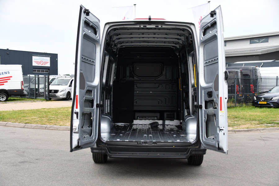 Volkswagen Crafter 35 2.0 TDI L3H3 PB Edition Camera, Cruise, Carplay, LED, 177pk, Automaat, Multimedia, Standkachel, Sensoren, Uniek!