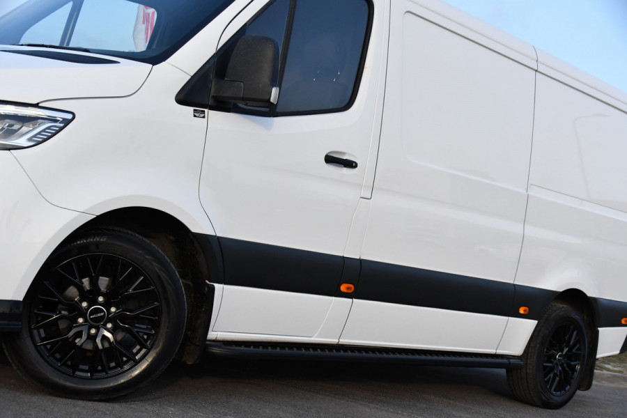 Mercedes-Benz Sprinter 319 V6 3.0 CDI L2H1 RWD AMG Edition Camera, Cruise, Carplay, LED, 10,5'' Mbux, 3500kg Trekhaak, Standkachel, Multimedia, Stoelverwarming, Automaat, Uniek!