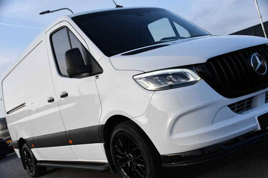 Mercedes-Benz Sprinter 319 V6 3.0 CDI L2H1 RWD AMG Edition Camera, Cruise, Carplay, LED, 10,5'' Mbux, 3500kg Trekhaak, Standkachel, Multimedia, Stoelverwarming, Automaat, Uniek!