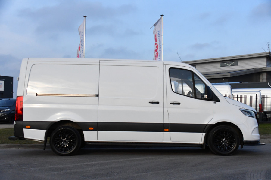 Mercedes-Benz Sprinter 319 V6 3.0 CDI L2H1 RWD AMG Edition Camera, Cruise, Carplay, LED, 10,5'' Mbux, 3500kg Trekhaak, Standkachel, Multimedia, Stoelverwarming, Automaat, Uniek!