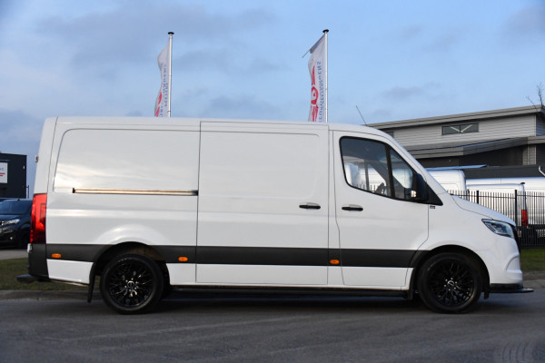 Mercedes-Benz Sprinter 319 V6 3.0 CDI L2H1 RWD AMG Edition Camera, Cruise, Carplay, LED, 10,5'' Mbux, 3500kg Trekhaak, Standkachel, Multimedia, Stoelverwarming, Automaat, Uniek!